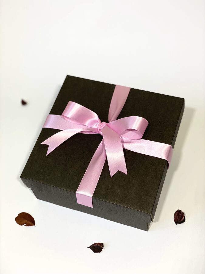 Dāvanu kaste ar rozā lenti (19x19cm)