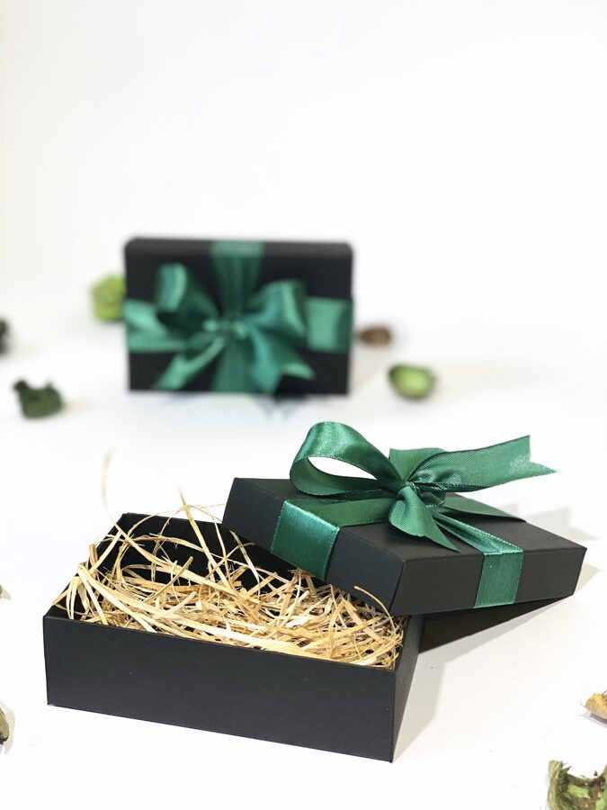 Dāvanu kastīte ar zaļu lenti (11.5x7cm)