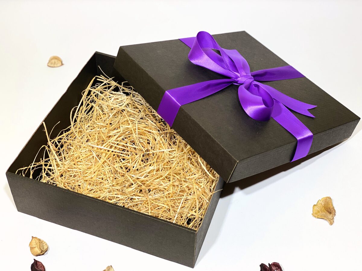 Dāvanu kaste ar violetu lenti (24x24cm)