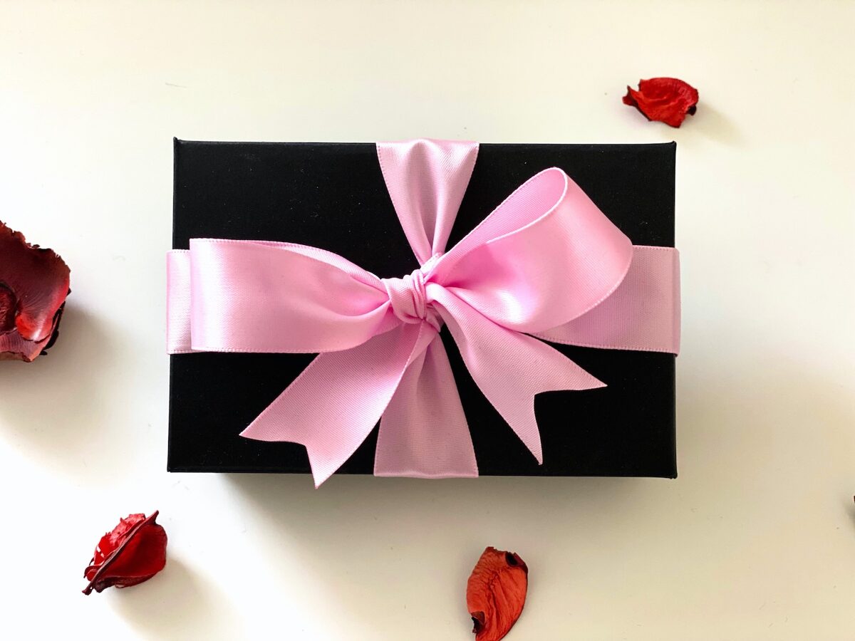 Dāvanu kastīte ar rozā lenti (11.5x7cm)