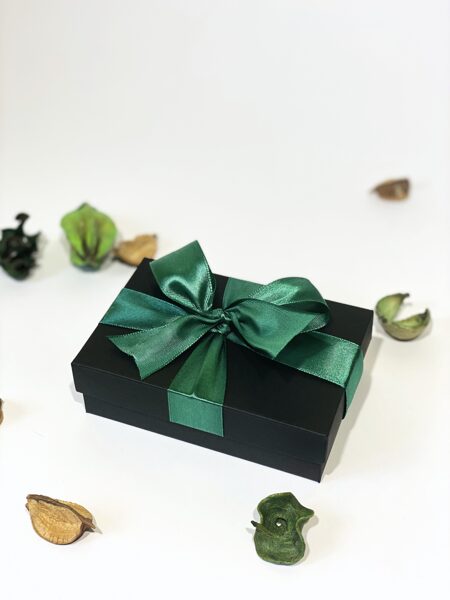 Small gift box with green ribbon (11.5x7cm)