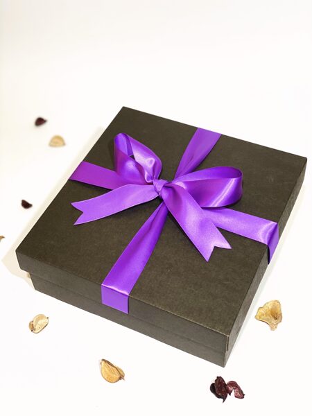 Gift box with purple ribbon (24x24cm)