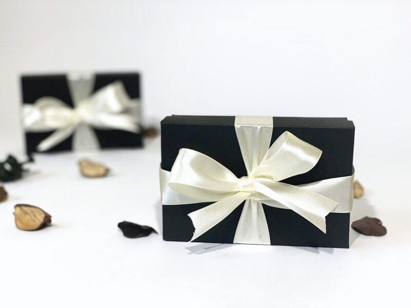 Small gift box with cream ribbon (11.5x7cm)