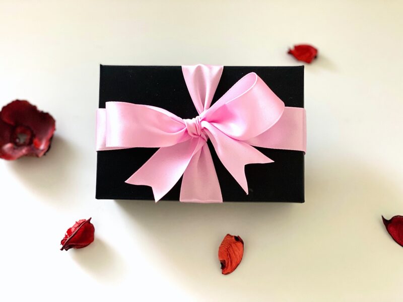Dāvanu kastīte ar rozā lenti (11.5x7cm)