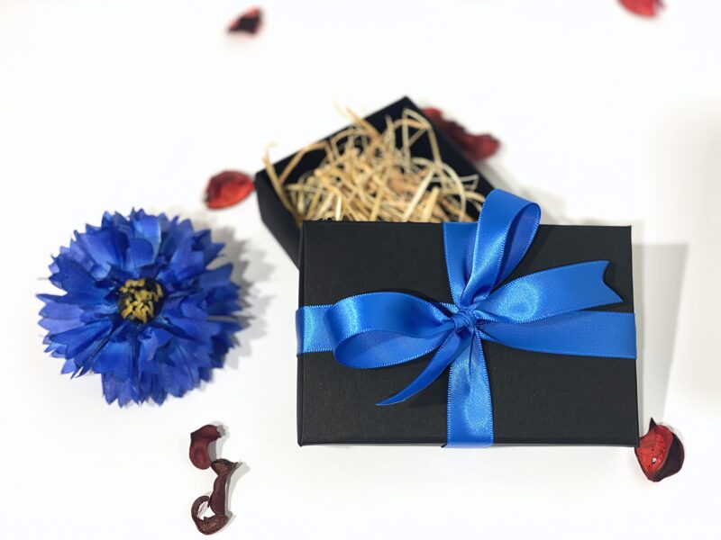 Small gift box with blue ribbon (11.5x7cm)