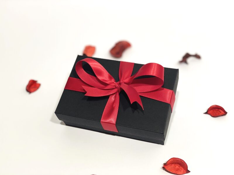 Small gift box with red ribbon (11.5x7cm)