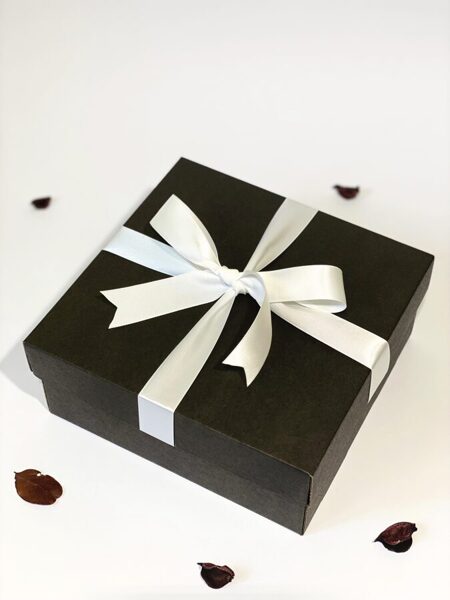 Gift box with white ribbon (19x19cm)